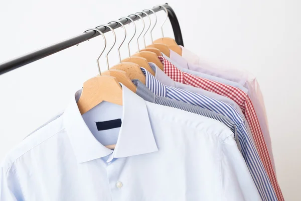 Overhemden in verschillende kleuren en texturen — Stockfoto