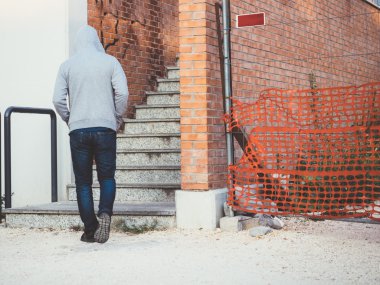 Sokakta yalnız yürüyen adam