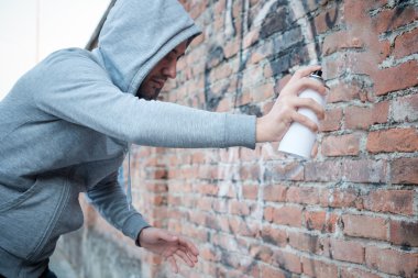 Kukuletalı tagger kentsel duvarlarda grafiti yazma