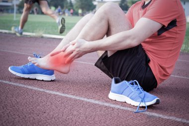 Runner yolda yaralı ayak bileği ile