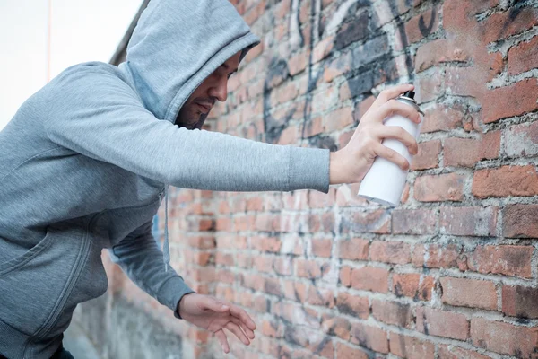 Kukuletalı tagger kentsel duvarlarda grafiti yazma