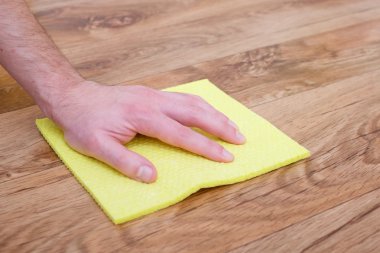 Parke zemin eğilerek adamın elini