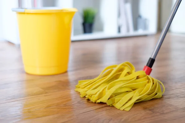 Herramientas de limpieza en suelo de parquet —  Fotos de Stock