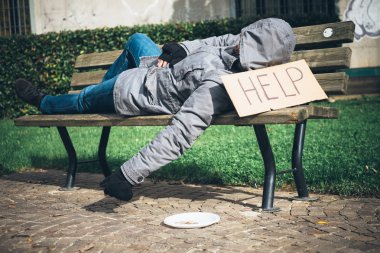 Evsiz para için yalvarıyor zavallı