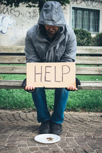 Een dakloze bedelen geld omdat arme — Stockfoto