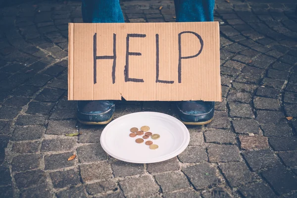 Бездомный просит денег, потому что бедный — стоковое фото