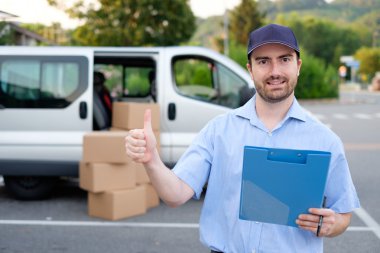 Güven ekspres kurye teslimat minibüsü yanındaki portresi