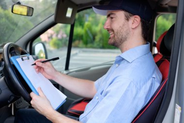 Güven ekspres kurye teslimat minibüsü üzerinde portresi