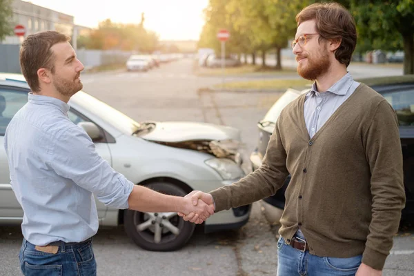 Två män hitta en vänlig överenskommelse efter en bilolycka — Stockfoto