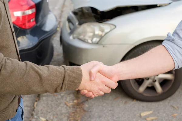 Två män hitta en vänlig överenskommelse efter en bilolycka — Stockfoto