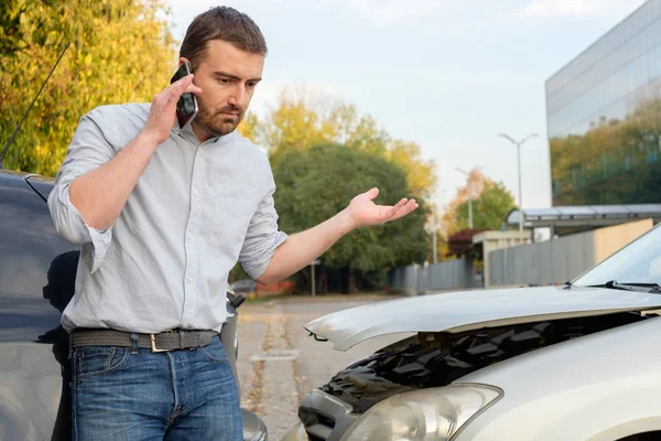 Hombre llamando a la asistencia de seguro mecánico de coche después de accidente de coche —  Fotos de Stock