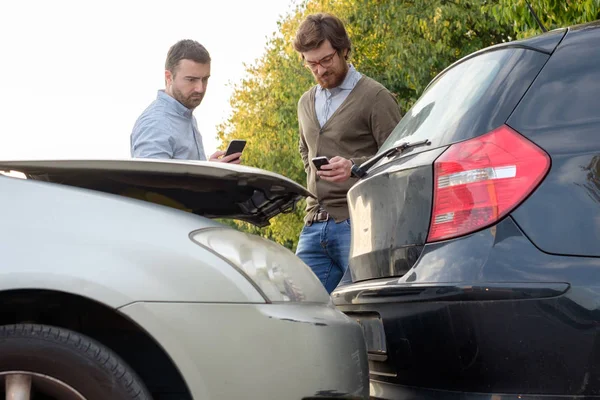 Männer rufen Automechaniker-Versicherung nach Autounfall an — Stockfoto