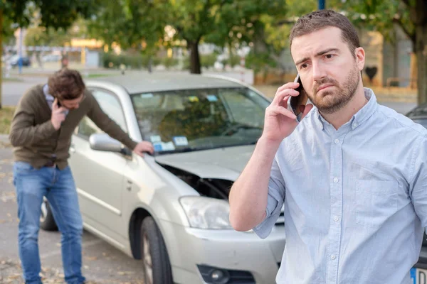 Muž volá auto mechanik pojištění pomoc po dopravní nehodě — Stock fotografie
