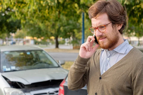 Hombre llamando a la asistencia de seguro mecánico de coche después de accidente de coche — Foto de Stock