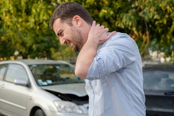 Hombre sintiéndose mal después de un accidente de coche lesión — Foto de Stock