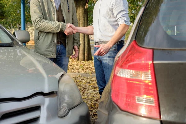 Två män hitta en vänlig överenskommelse efter en bilolycka — Stockfoto