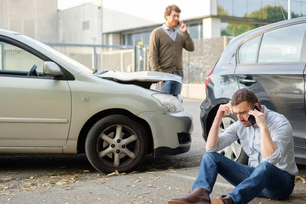 Dos hombres llamando a ayuda de coche después de un accidente — Foto de Stock