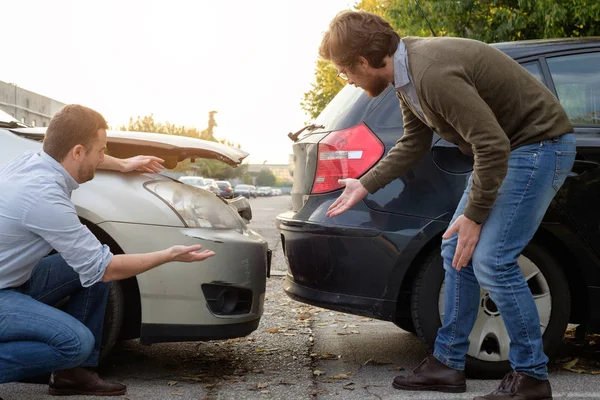 Twee mannen ruzie na een auto-ongeluk op de weg Rechtenvrije Stockfoto's