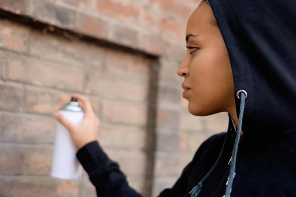 Αφρο-αμερικανικό γυναίκα με τη χρήση σπρέι βαφής στο τείχος της πόλης — Φωτογραφία Αρχείου