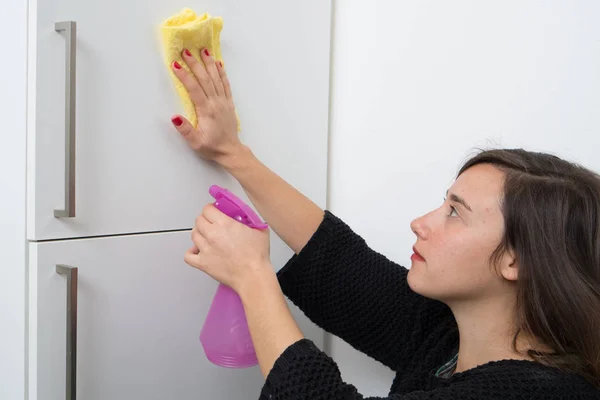 Nő a konyhában otthon fehér felület tisztítására — Stock Fotó