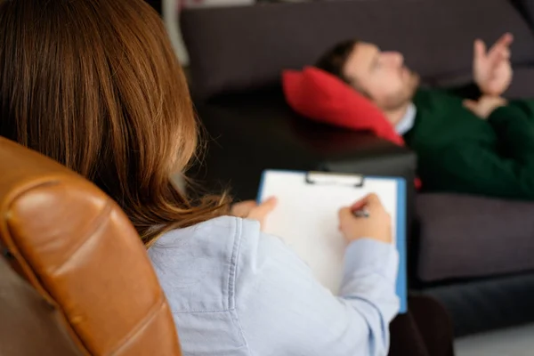 Uomo con problemi di salute mentale nello studio psichiatrico — Foto Stock