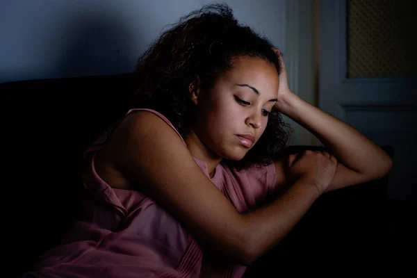 Triste femme allongée sur le canapé la nuit — Photo