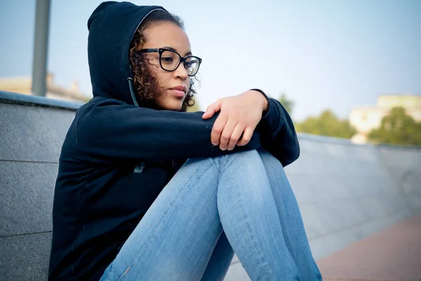 Triste joven afroamericana sola en la calle de la ciudad —  Fotos de Stock