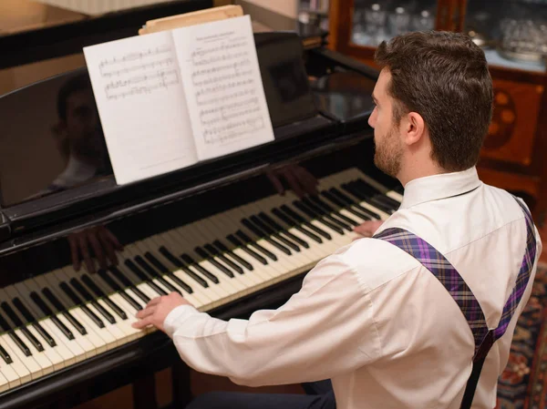 Retrato de artista musical tocando seu piano — Fotografia de Stock