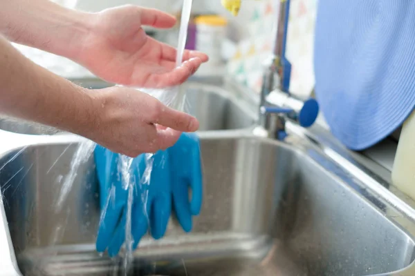 Man wassen zijn vuile handen in de Keukenkraan — Stockfoto