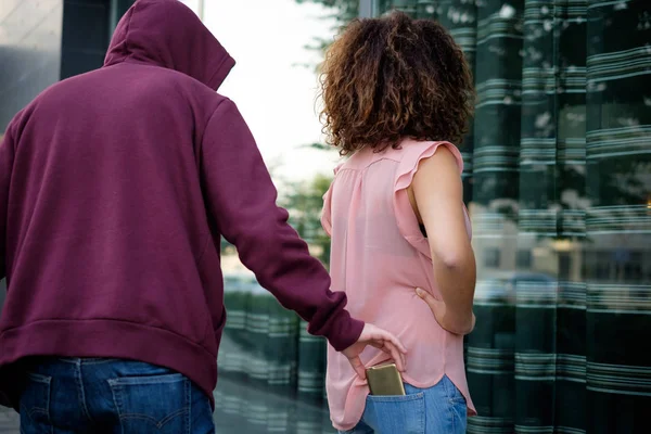 Dief stelen van de mobiele telefoon van de jeans zak van een Archive — Stockfoto