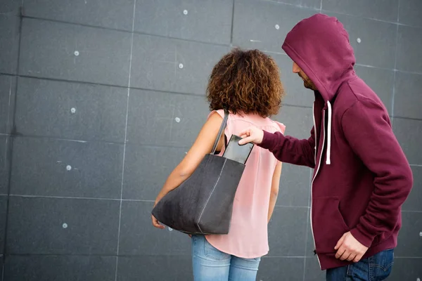 Ladrão a roubar a carteira do saco de uma mulher distraída — Fotografia de Stock