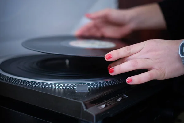 Frau hört Musik mit Vinyl-Schallplatte — Stockfoto