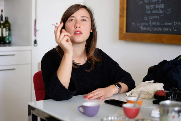 Jovem mulher tomando um café e pausa para fumar — Fotografia de Stock