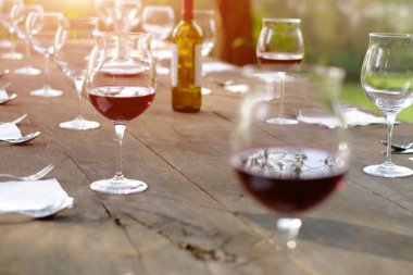 Kırsal sığ derinlik ahşap bir masa üzerinde şarap bardakları 