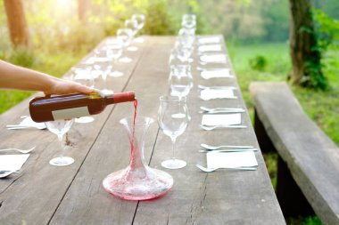 kırsal kesimde ahşap bir masa üzerinde şarap bardakları