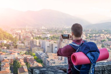 Adam bir resim çekmek sırt çantası ile