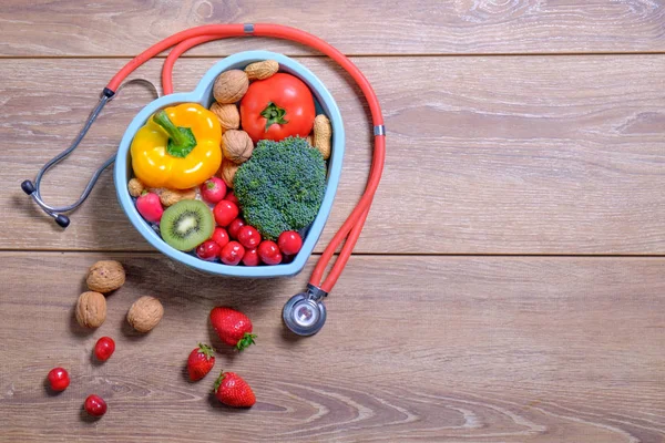 야채와 청진 기 wo에 고립 된 심장 모양 접시 — 스톡 사진