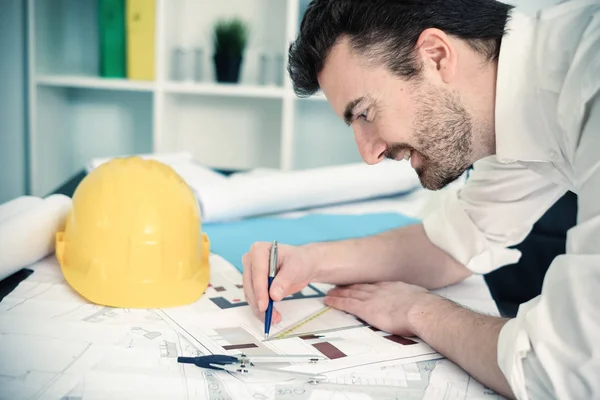 Arquiteto trabalhando em seus projetos papéis com bússola — Fotografia de Stock