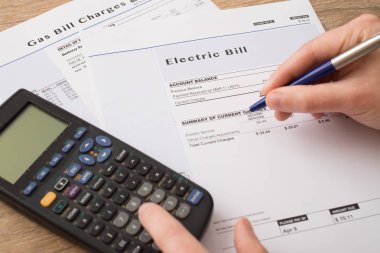 Elektrik faturası ücretleri tablo formunda kağıt