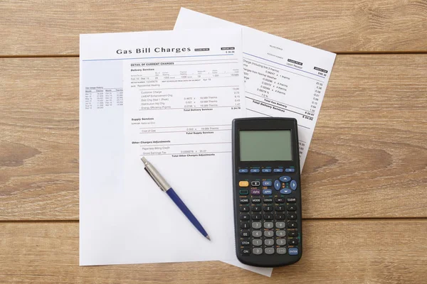 Gáz számla díjak papír képernyő az asztalon — Stock Fotó