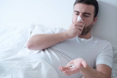 Adam yatakta yatan tıp hapları