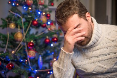 Noel zamanı sırasında yalnız ve depresyonda felling adam