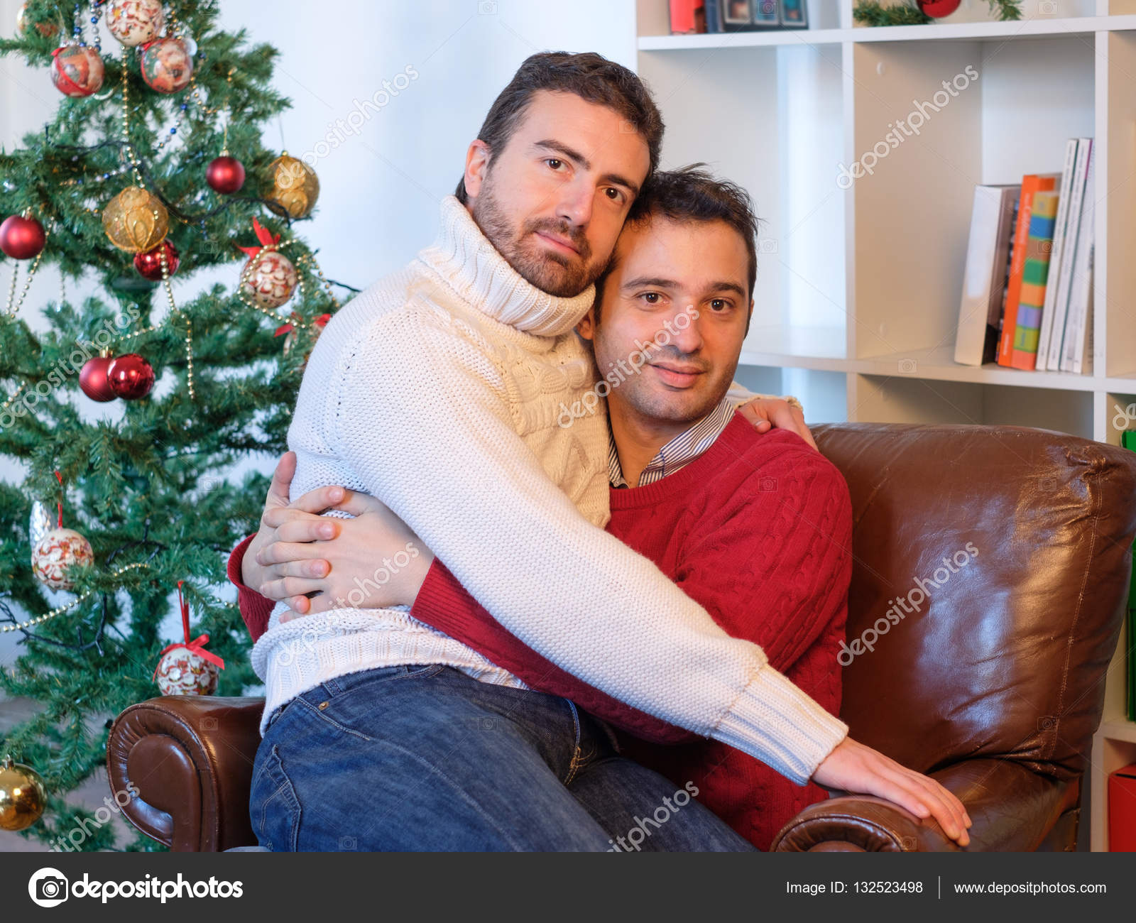 Fotos De Mulher Transando Com Dois Homens Gay couple of men embracing during christmas time Stock Photo