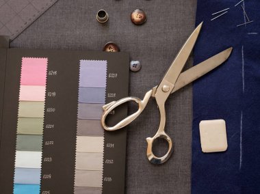 Tekstil arka plan üzerinde izole terzi araçları