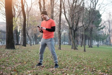 Şehir Parkı çalışma dışarı ve onun hareket eden fon kullanarak genç adam