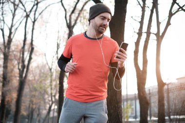 Şehir Parkı çalışma dışarı ve onun hareket eden fon kullanarak genç adam