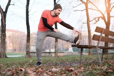 Kent parkta egzersiz ve kas germe adam