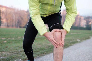 Runner ise eğitim col şehir parkında yaralı ayak bileği ile