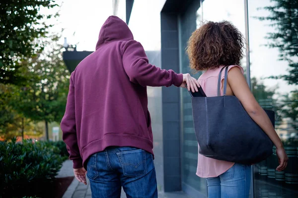 Dief stelen van de portefeuille van de zak van een afgeleid vrouw — Stockfoto