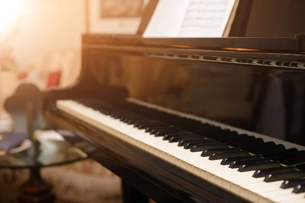 Teclado piano com profundidade rasa de foco de campo — Fotografia de Stock